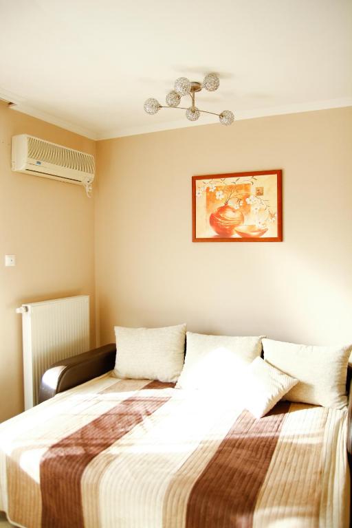 sypialnia z łóżkiem i obrazem na ścianie w obiekcie Princess Luxus Apartman w Siófoku