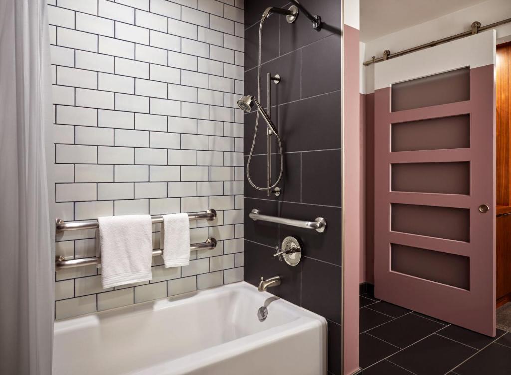 Renaissance Saint Elm Dallas Downtown Hotel - 