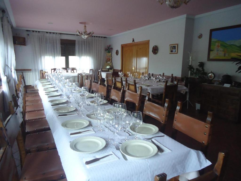 Un restaurante o sitio para comer en Hostal La Collada de Aralla