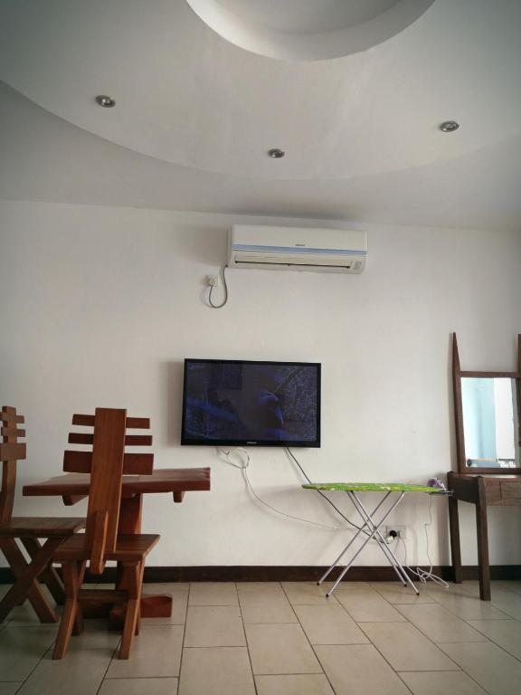 TV a/nebo společenská místnost v ubytování B12 Cowrie Beach Studio Apartment
