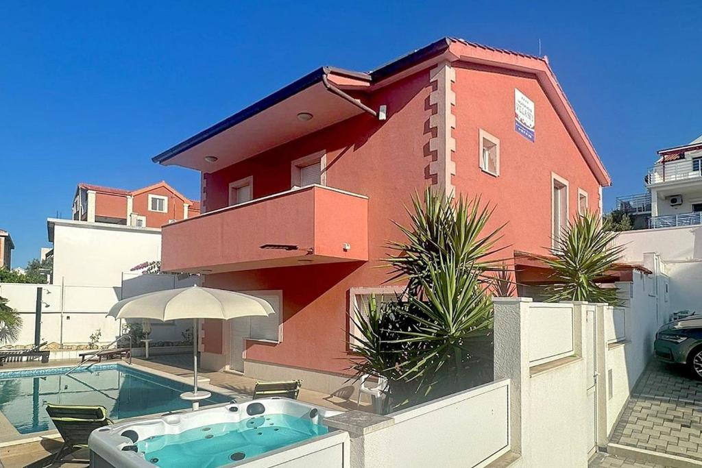 Seaside house with a swimming pool Businci, Ciovo - 11882
