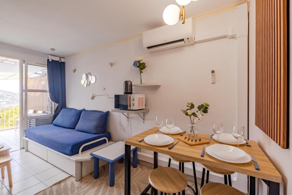 Résidence le Hameau de Cap Esterel - maeva Home - Studio coin cabine 4 personnes climatisé vue sur la baie et le rastel d'Agay MAE-0153