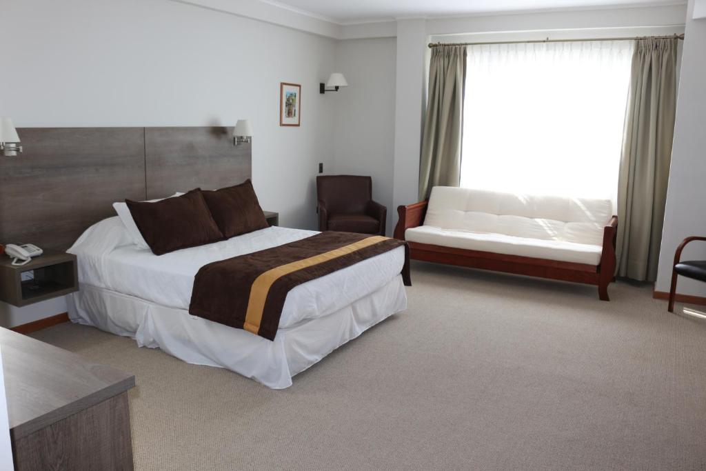 Postel nebo postele na pokoji v ubytování Conrado Hotel Osorno
