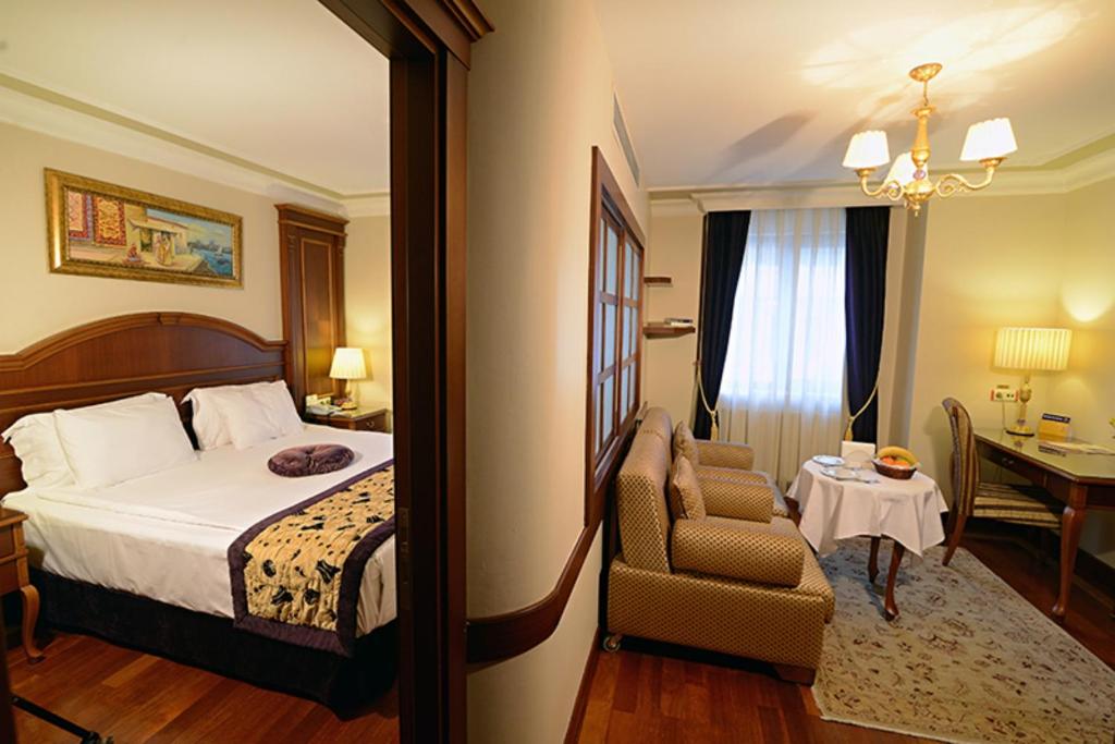 Postel nebo postele na pokoji v ubytování GLK PREMIER Regency Suites & Spa