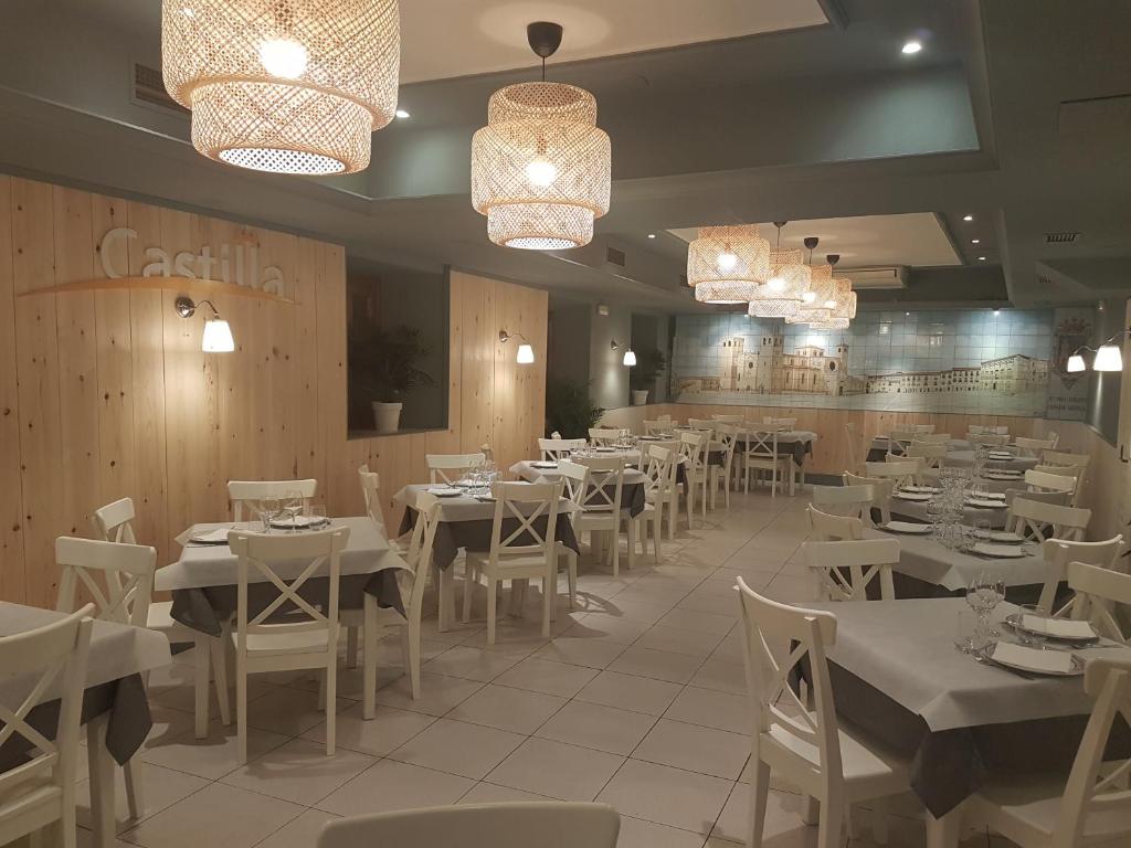 Reštaurácia alebo iné gastronomické zariadenie v ubytovaní Hostal Mesón Castilla