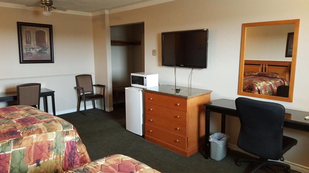 TV a/nebo společenská místnost v ubytování Sunrise Motel