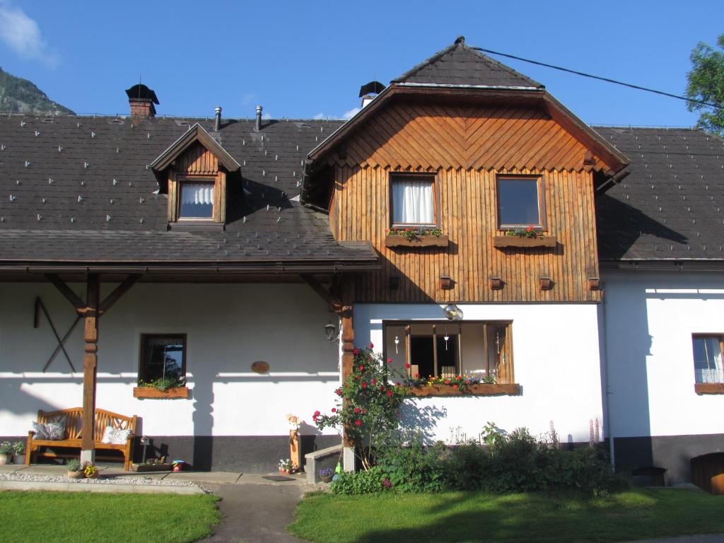 une maison avec un toit en bois dans l'établissement Ferienhof Breitenbaumer, à Spital am Pyhrn