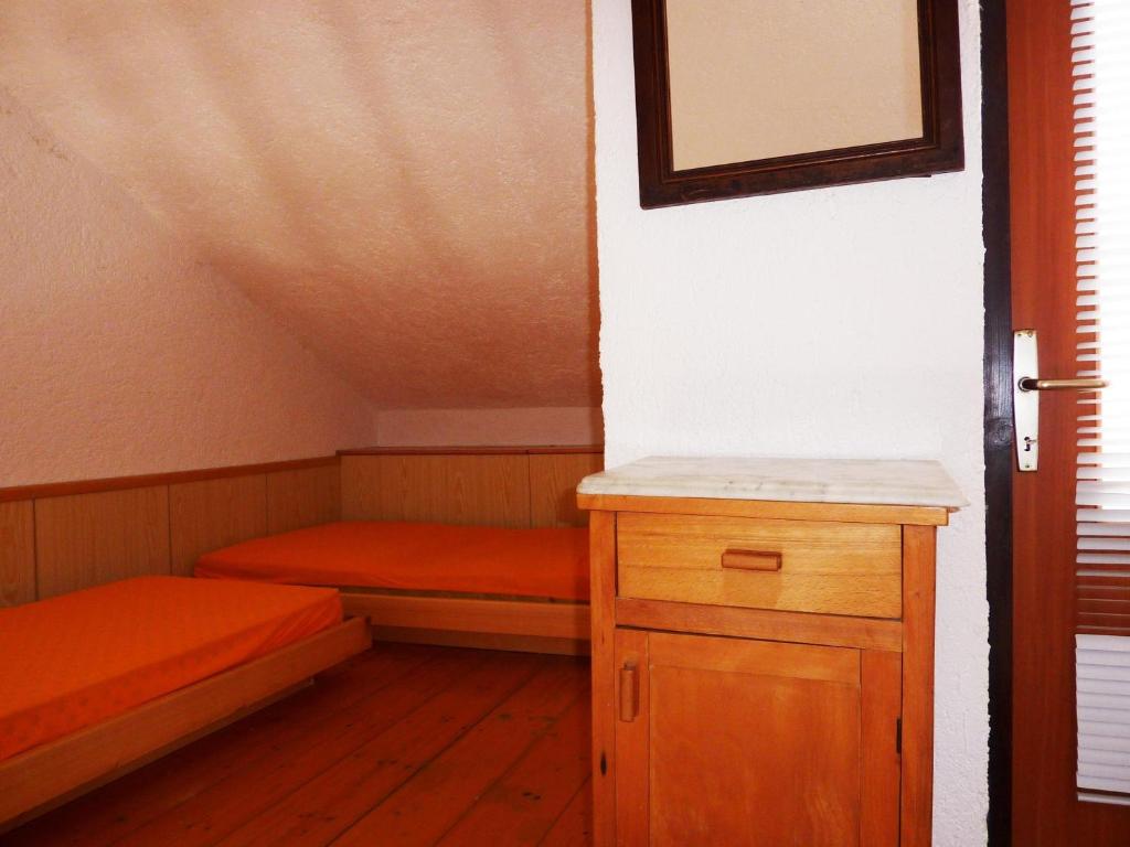 Pokój na poddaszu z 2 łóżkami i stołem w obiekcie Apartament Onda w mieście Funtana