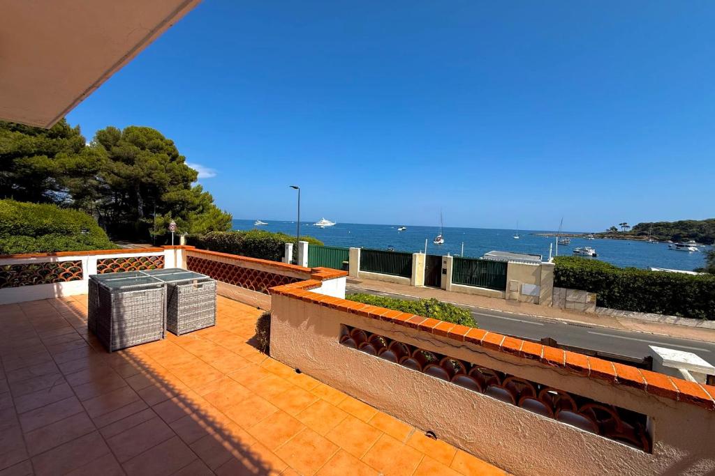 Cap d'Antibes view of La Garoupe beach Sleeps 8 Garden and terrace