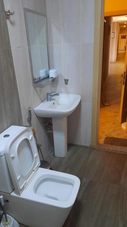 لابی و فضای عمومی Sebail City Inn Hotel & Restaurant - تصویر ۵