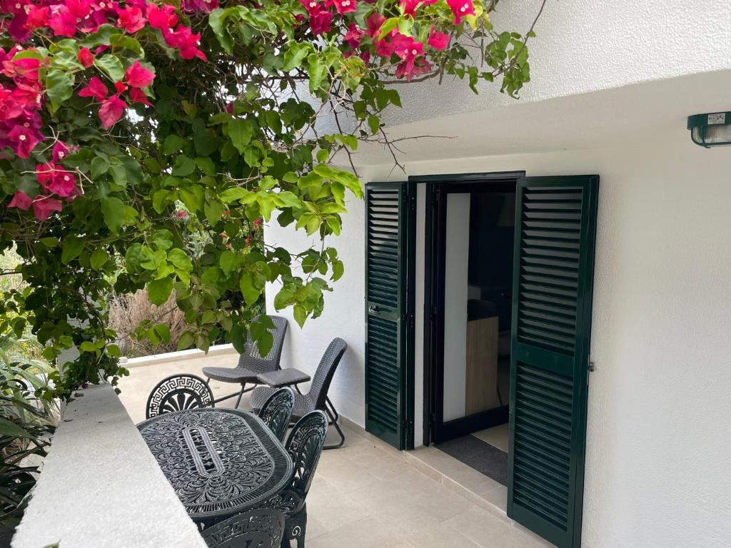 Calheta Suite Jardim - Adults-only suite with a freestanding bathtub and garden view