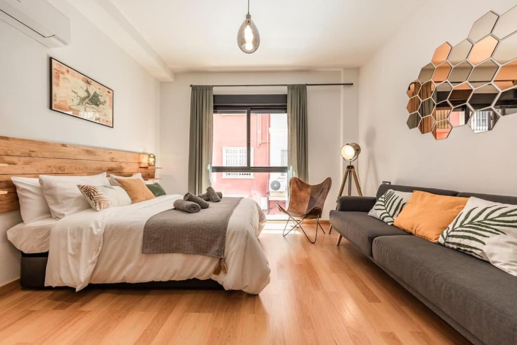 Industrial studio in the city center by REMS