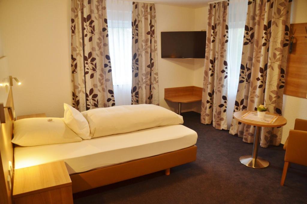 
A bed or beds in a room at TIPTOP Hotel Hirt
