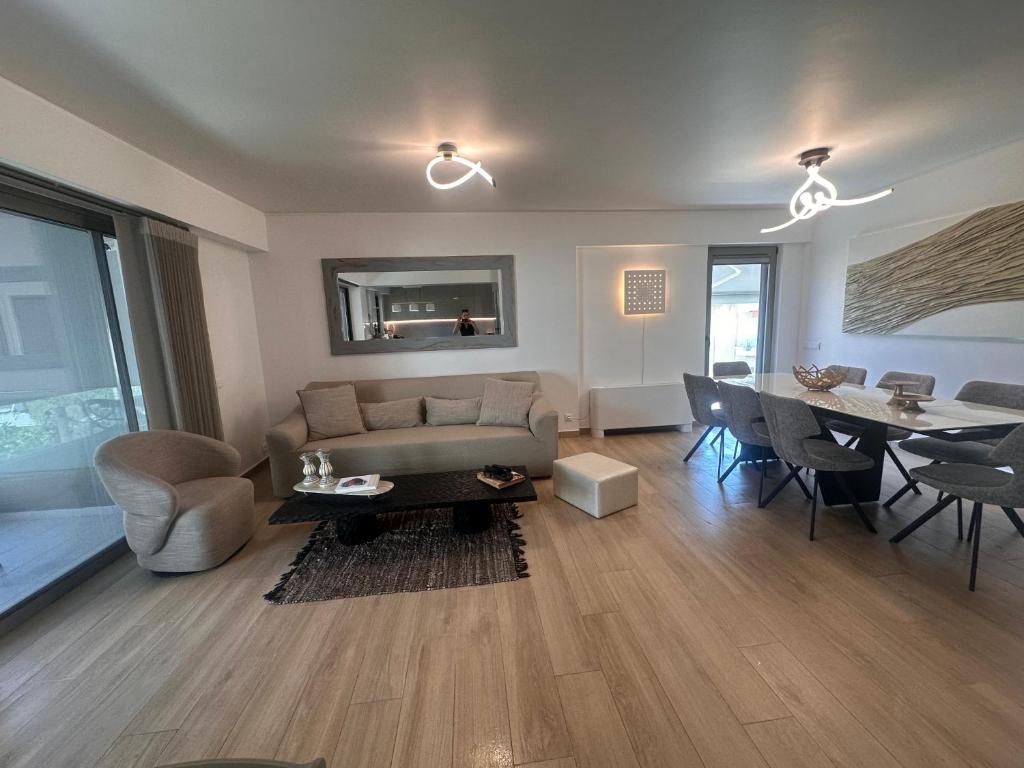 Brand-New Luxury Apartment -Athens Riviera - Private Parking 3-Min Walk to the Beach