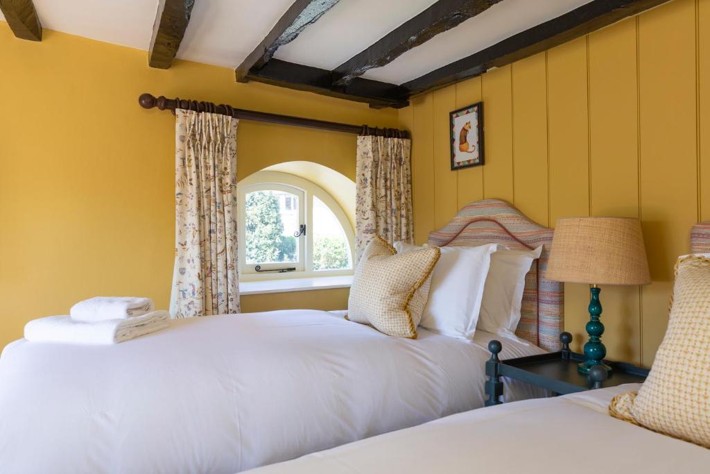 Deans Place Hotel - 