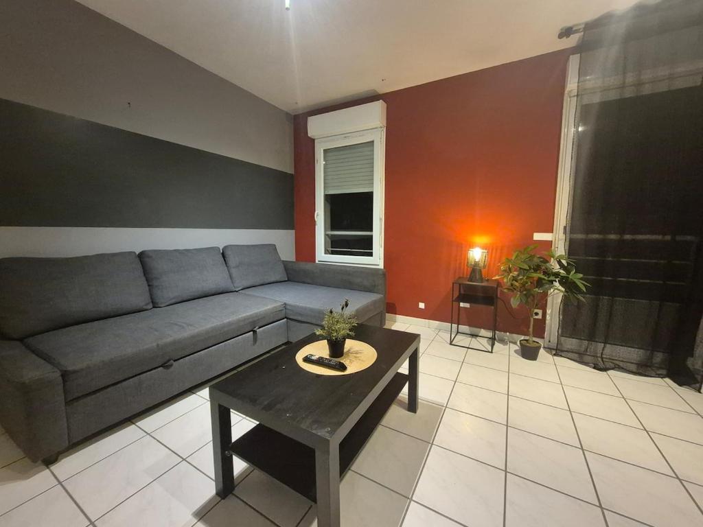 Large, spacious, fully equipped 4P - 2bedroom apartment - parking