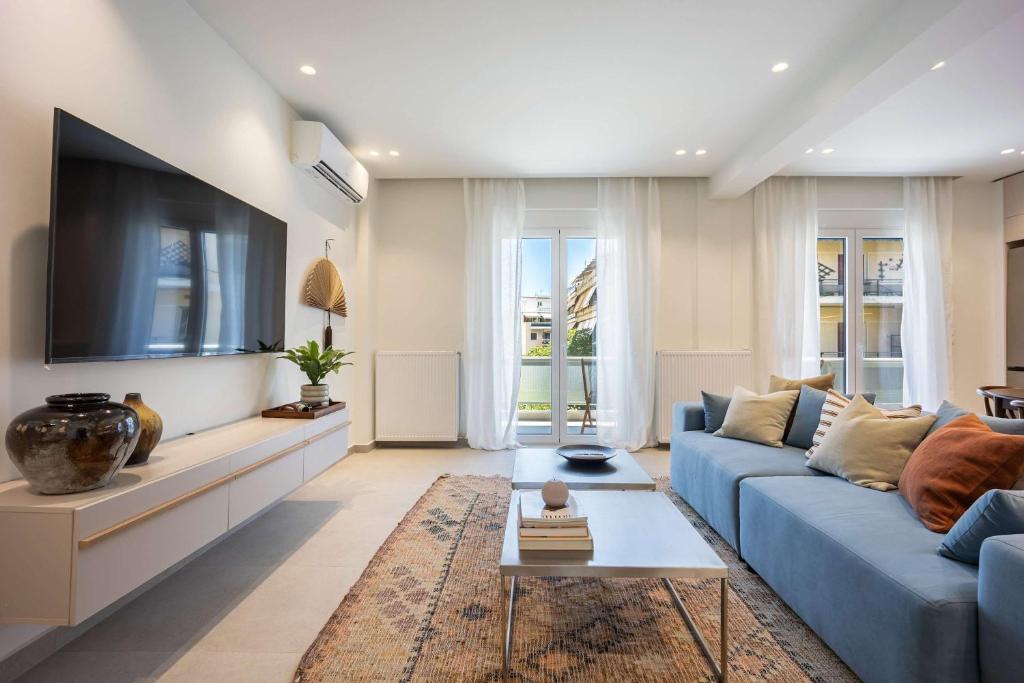 Elegant & Spacious 3BR Apt with Balcony in Pagrati