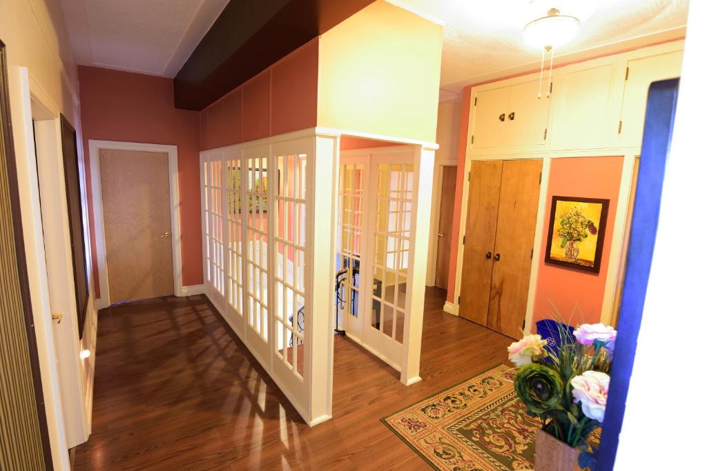a room with a hallway with glass doors at Auberge le St-Georges in Saguenay
