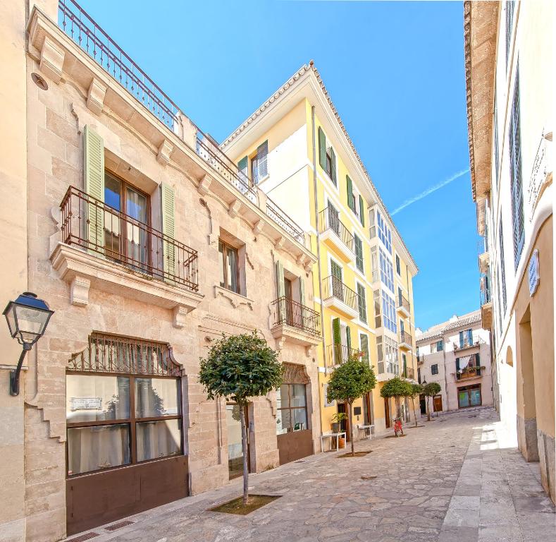 una calle en un casco antiguo con edificios en Can Blau Homes Turismo de Interior, en Palma de Mallorca