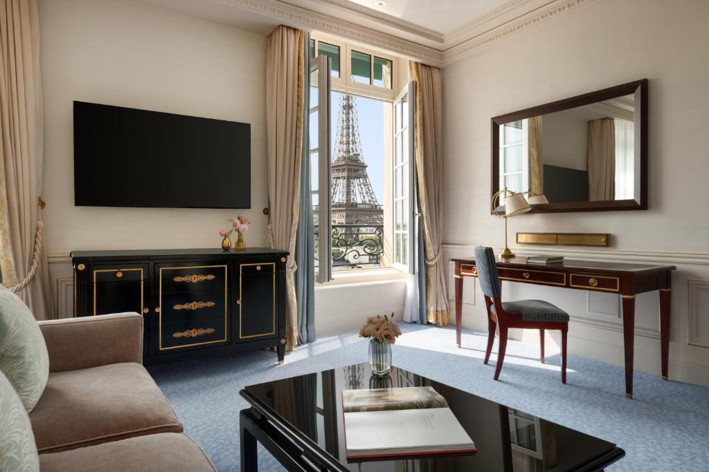 Twin Room with Eiffel Tower View
