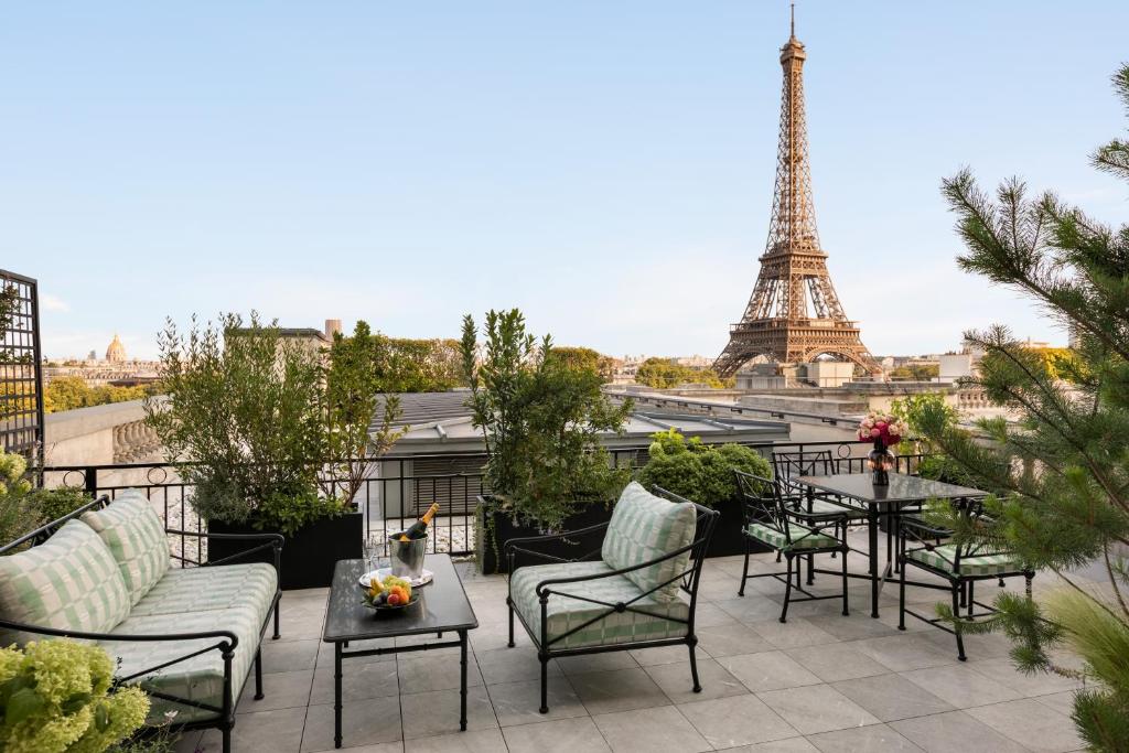 Duplex Terrace Eiffel view Suite at Shangri-La Paris