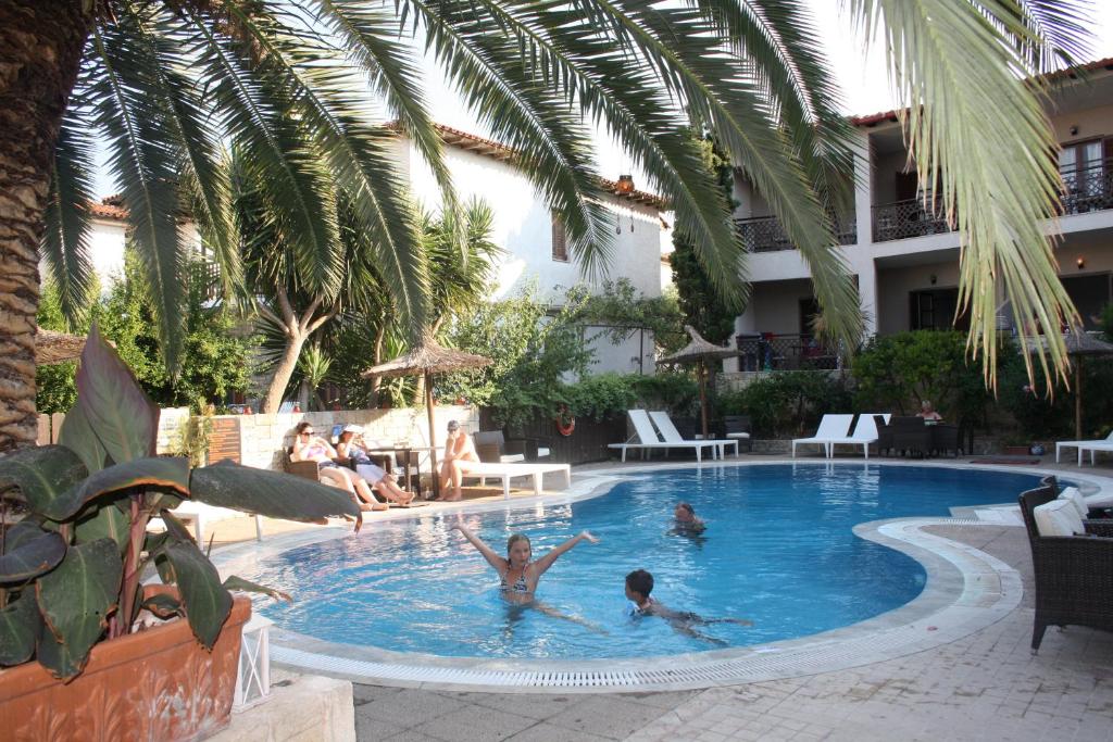 Bazén v ubytování Stamos Hotel nebo v jeho okolí