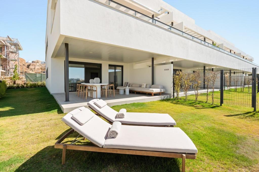Designer 2-Bed with Garden Camarate Hills RDR577