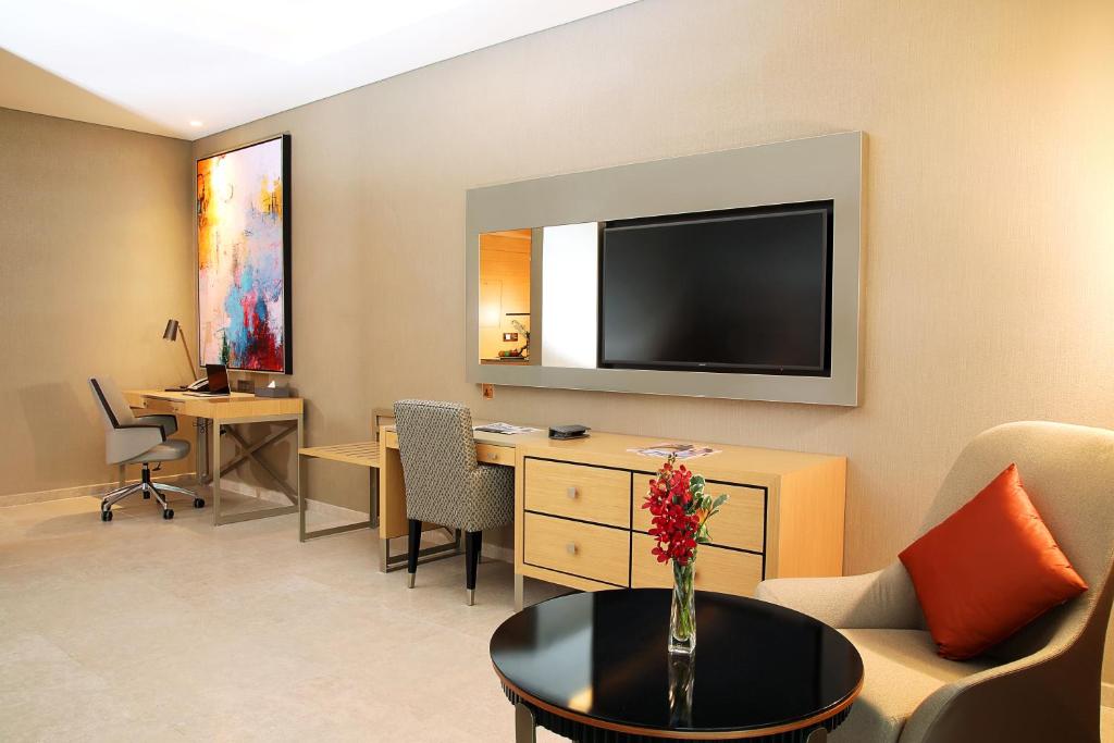 امکانات Grand Cosmopolitan Hotel - تصویر ۴