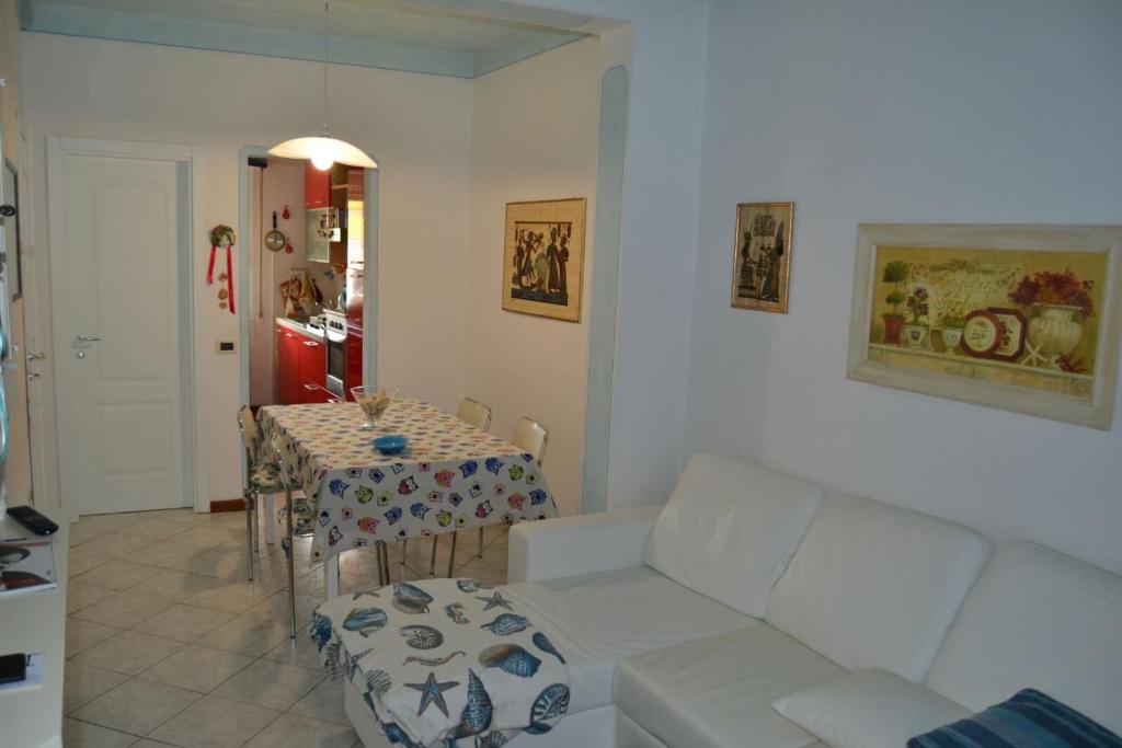 ヴィアレッジョにあるAppartamento Manolaのリビングルーム(白いソファ、テーブル付)