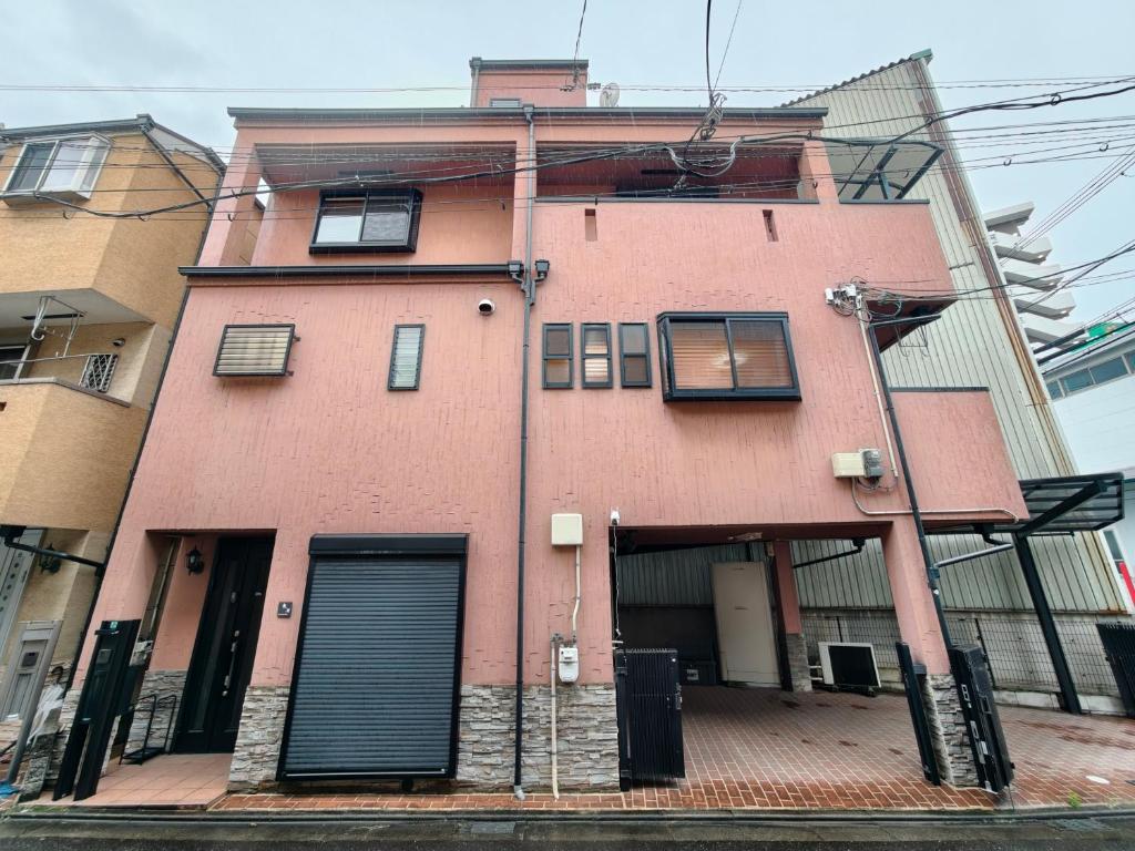 日式建筑风格独栋别墅 难波商圈稀缺大面积三卧室双卫生间全功能浴室 超大空间收纳 宽敞客厅餐厅厨房 大露台 双车位 可住8人
