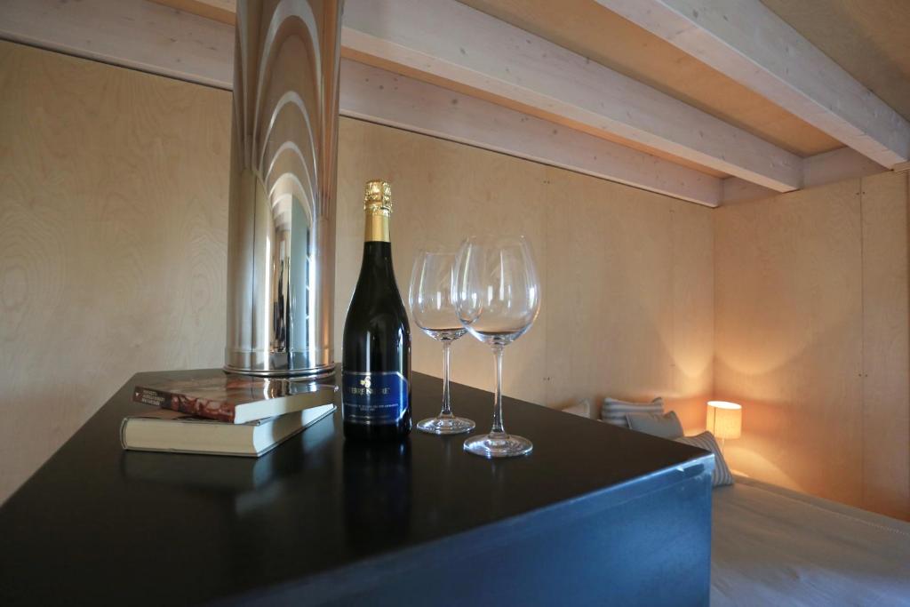 サヴェッレトリにあるMasseria Pittoreのワイン1本とワイングラス2杯(テーブル上)