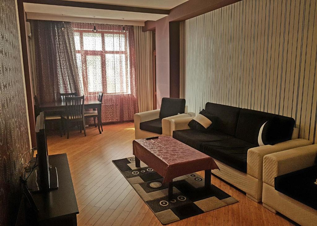 Khu vực ghế ngồi tại Apartment on MirQasimov st.29