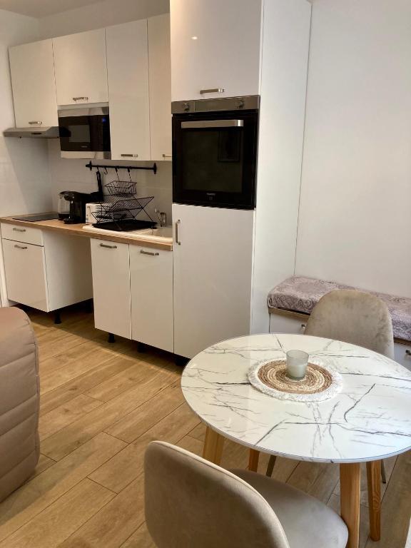 Studio Lot 2 RDC tout à pied gare plages restos