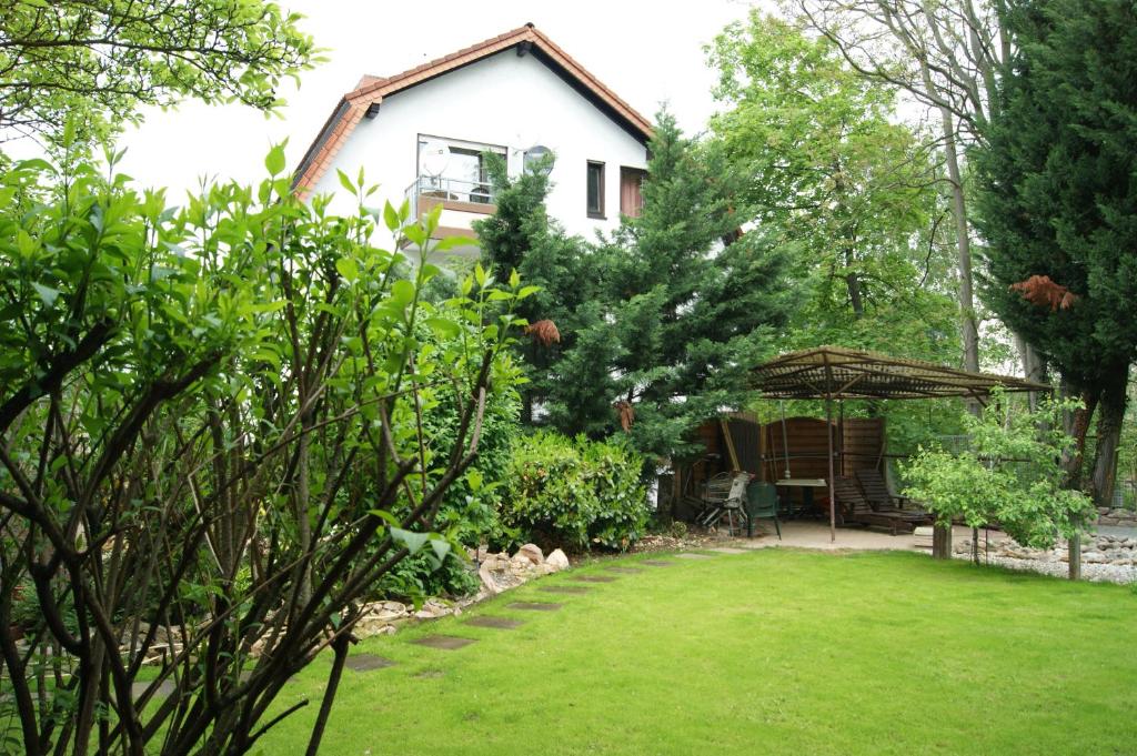 a garden with a house in the background at Ferienwohnungen Pies in Bad Kreuznach