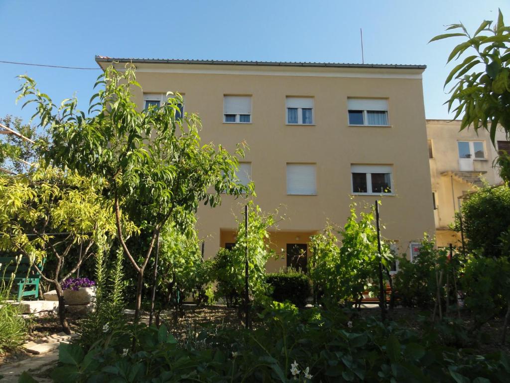 Un jardín fuera de Rooms Rajič