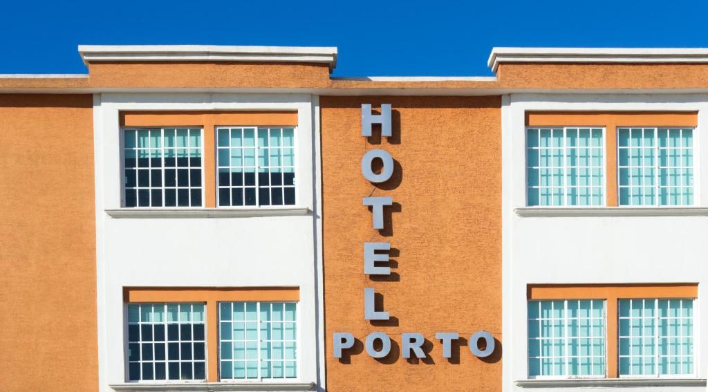 ein rotes Backsteingebäude mit einem Schild darauf in der Unterkunft Porto Hotel in Lázaro Cárdenas