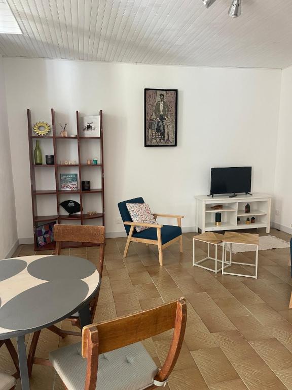 Appartement 2 chambres avec une grande terrasse dans un endroit calme et familial