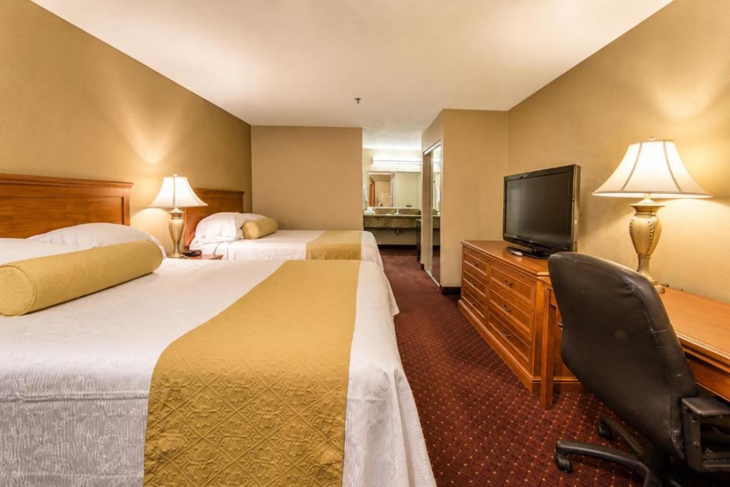 Burbank Inn and Suites - 