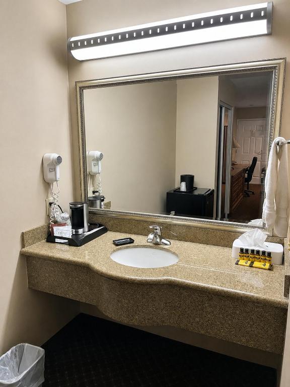 Burbank Inn and Suites - 