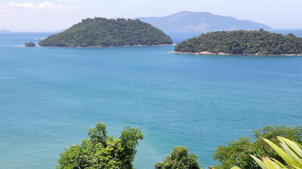 une île au milieu d'une grande étendue d'eau dans l'établissement Porto Real Luz Do Sol, à Mangaratiba