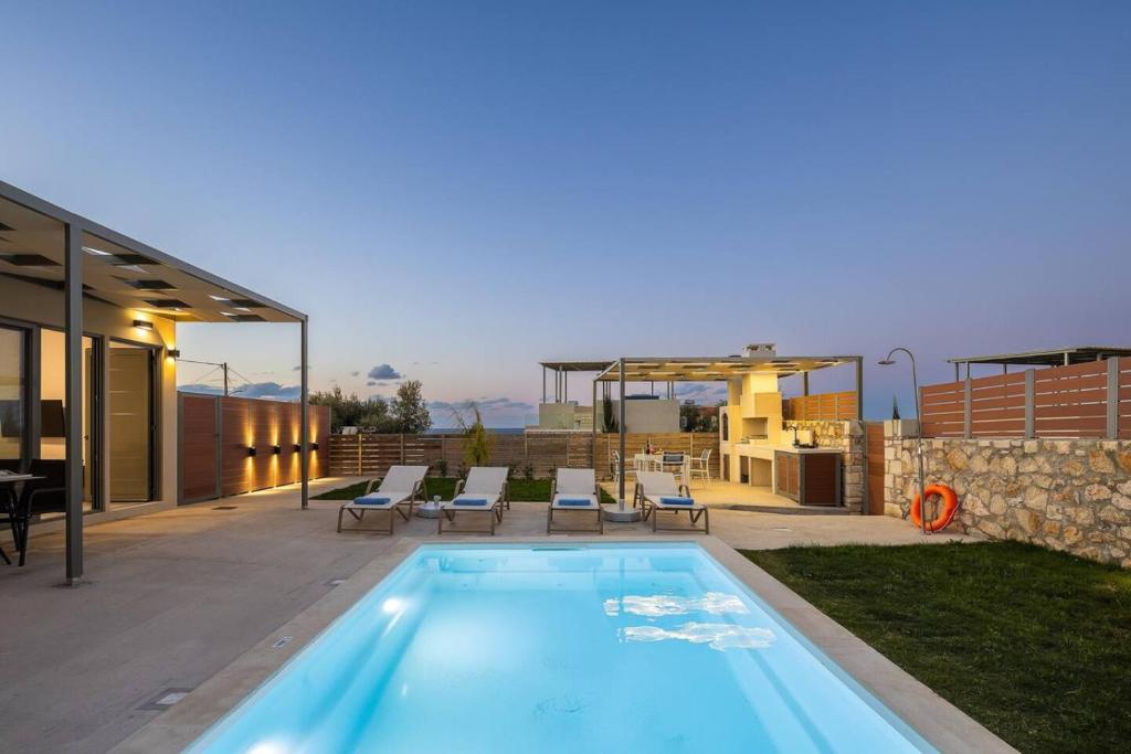 Stylish Villa Vianello with Heated Pool and BBQ, near Rethymno