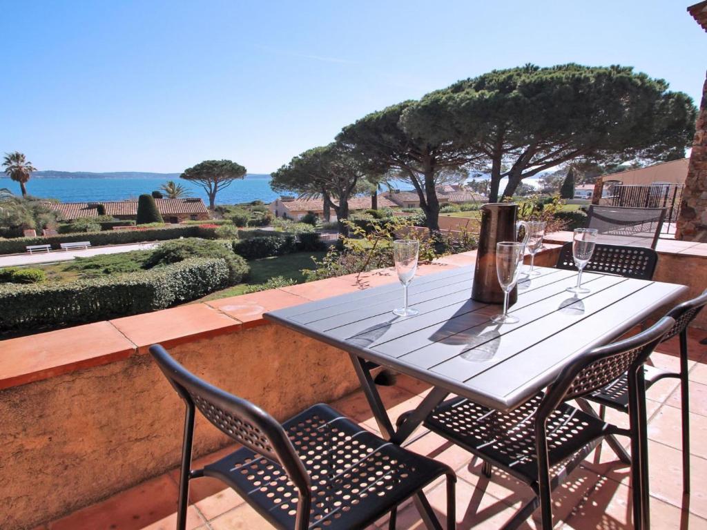 Apartment Appt T4 - 6 pers - Vue Mer - Piscine Résidence by Interhome