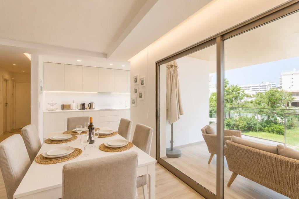 Spacious 2-Suite Flat with Balconies in Portimão