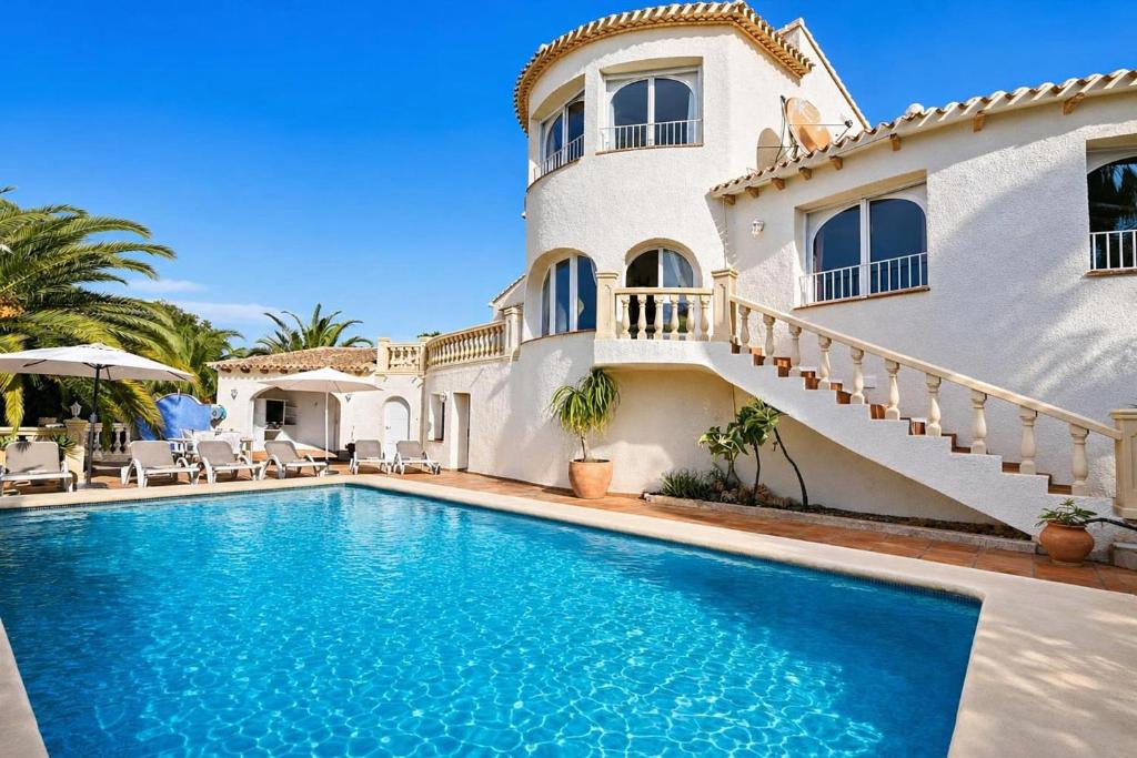 Villa Hermosa by Aguilarent