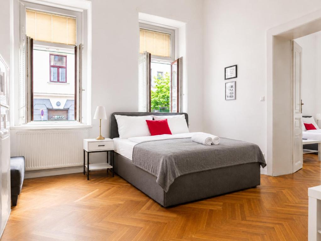 Joyful 4BR Apt @ superb location near AKH Hospital