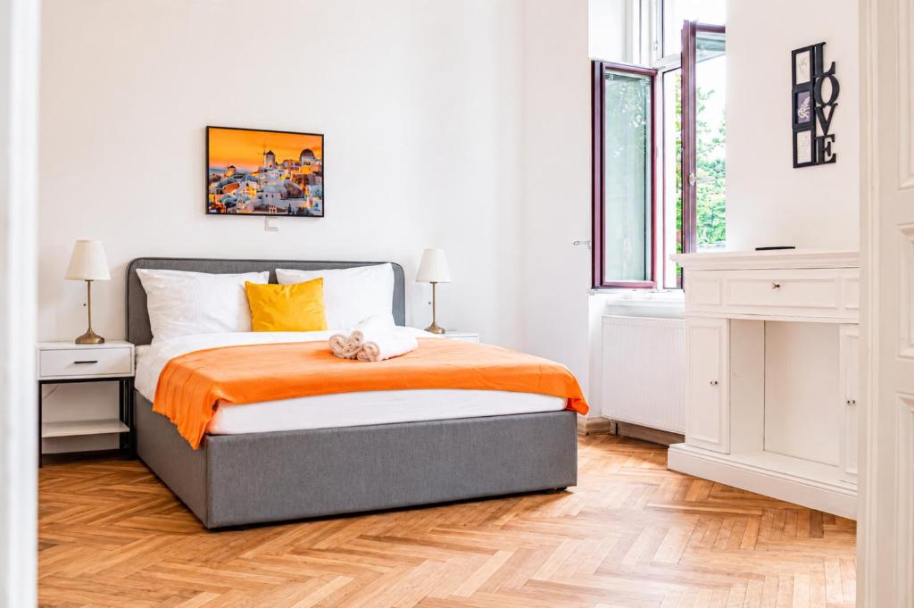 Cozy 2BR Apt with TV & Netflix, Steps from AKH