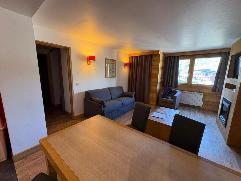 Grand appartement ski aux pieds, orientation sud avec piscine, wifi et animaux admis