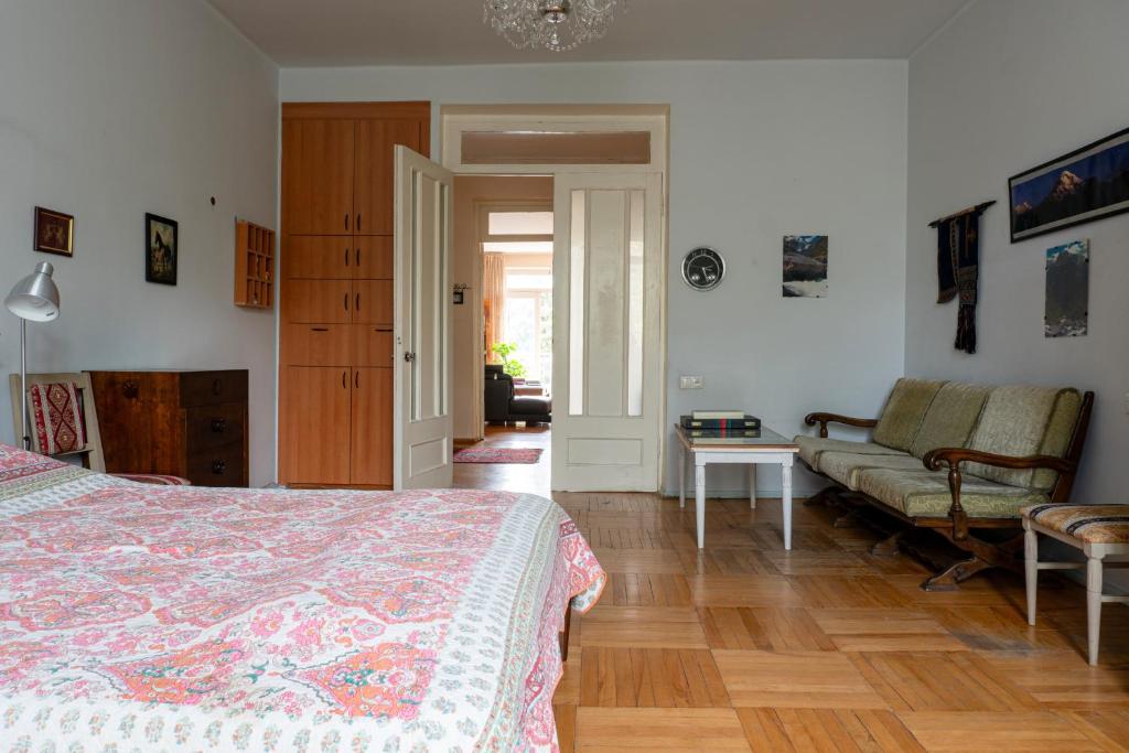 لابی و فضای عمومی Spacious Vintage Home in Vake - تصویر ۵