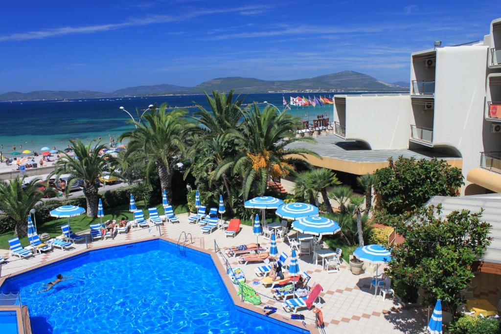 an aerial view of the pool at a resort at Hotel Florida in Alghero