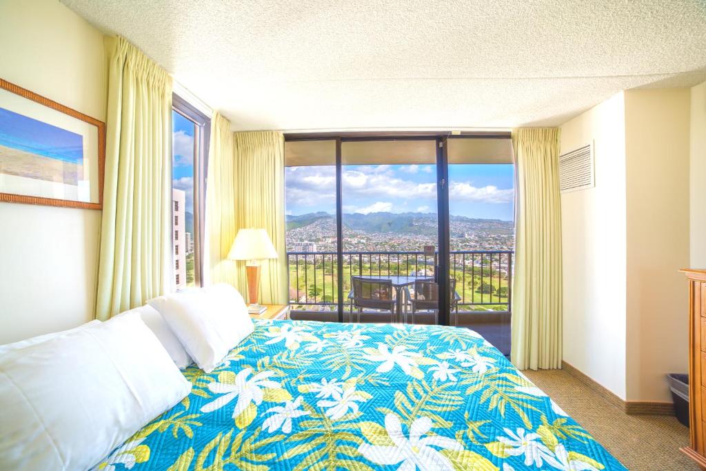 um quarto de hotel com uma cama e uma grande janela em Mountain View Condo, Near Beach, Free Parking! em Honolulu